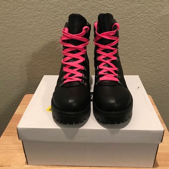 Shoes - Women’s faux leather lace-up combat boots